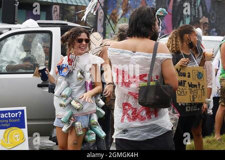 New Orleans, Stati Uniti. 18 settembre 2021. Le persone in costumi stile spazzatura prendono parte a una sfilata di rifiuti a New Orleans, Louisiana, Stati Uniti, il 18 settembre 2021. Centinaia di residenti a New Orleans si sono Uniti alla sfilata dei rifiuti il sabato per protestare contro i servizi igienico-sanitari della città. Credit: LAN Wei/Xinhua/Alamy Live News Foto Stock