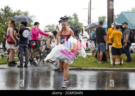 New Orleans, Stati Uniti. 18 settembre 2021. Una donna in costume stile spazzatura partecipa a una sfilata di rifiuti a New Orleans, Louisiana, Stati Uniti, il 18 settembre 2021. Centinaia di residenti a New Orleans si sono Uniti alla sfilata dei rifiuti il sabato per protestare contro i servizi igienico-sanitari della città. Credit: LAN Wei/Xinhua/Alamy Live News Foto Stock