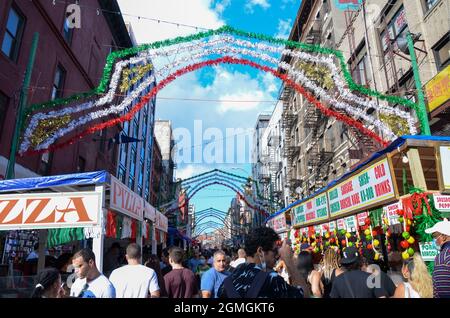 L'annuale San Gennaro è tornato a Little Italy a New York City per celebrare la cultura e il patrimonio italiano in città il 18 settembre 2021. Foto Stock