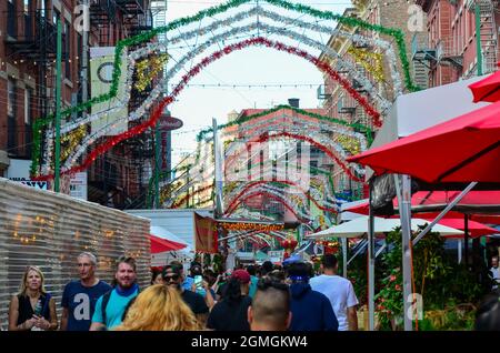 L'annuale San Gennaro è tornato a Little Italy a New York City per celebrare la cultura e il patrimonio italiano in città il 18 settembre 2021. Foto Stock