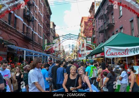 L'annuale San Gennaro è tornato a Little Italy a New York City per celebrare la cultura e il patrimonio italiano in città il 18 settembre 2021. Foto Stock