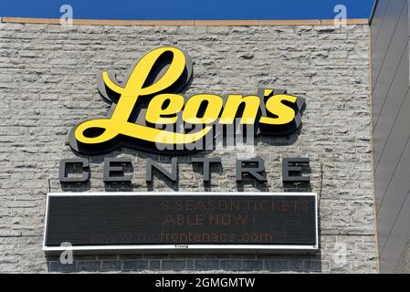 Kingston, Canada - 15 agosto 2021: Cartello per il Leon's Center, una pista di hockey dove giocano i Frontenac della Ontario Hockey League. Leon's è un Cana Foto Stock