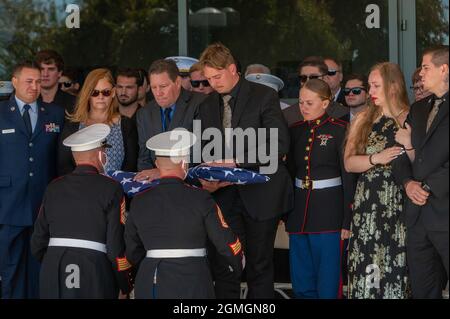 Roseville, California, Stati Uniti. 18 settembre 2021. Caduta Marine Sgt. Il padre di Nicole Gee, RICHARD HERRERA, a sinistra, e il marito JEROD GEE, a destra, ricevono bandiere al suo memoriale presso il Bayside Church's Adventure Campus. SGT. Gee ha perso la vita, insieme ad altri 12 membri del servizio statunitense, nell'attacco di bombardamento all'aeroporto di Kabul il 26 agosto. (Credit Image: © Renee C. Byer/ZUMA Press Wire Service) Foto Stock