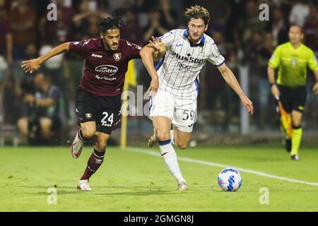 Il difensore tunisino Wajdi Kechrida (L) di Salernitana sfida la palla con il centrocampista russo Aleksey Miranchuk di Atalanta durante la Serie Una partita di calcio tra Salernitana e Atalanta allo Stadio Arechi di Salerno, Italia meridionale, il 18 settembre 2021. Foto Stock