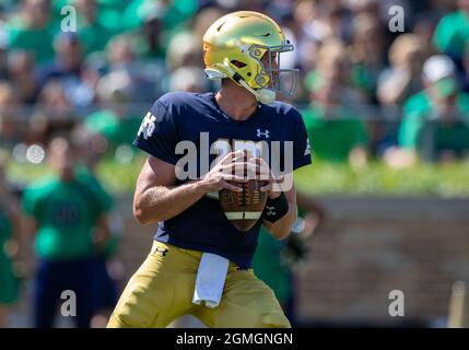 South Bend, Indiana, Stati Uniti. 18 settembre 2021. Il quarterback di Notre Dame Jack Coan (17) passa la palla durante l'azione di gioco di calcio NCAA tra i Purdue Boilermakers e la Notre Dame Fighting Irish al Notre Dame Stadium a South Bend, Indiana. John Mersies/CSM/Alamy Live News Foto Stock