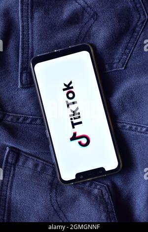 New Delhi, India, 23 ottobre 2019:- logo tiktok su smartphone Foto Stock