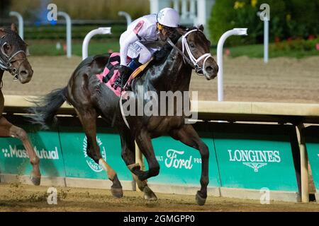 Louisville, Kentucky, Stati Uniti. 18 settembre 2021. 18 settembre 2021: Generale principale #8, cavalcato dal jockey Javier Castellano vince gli Iroquois Stakes (grado 3) per i maschi di due anni a Churchill Downs a Louisville, K.Y. il 18 settembre 2021. Jessica MorganEclipse SportswireCSM/Alamy Live News Foto Stock
