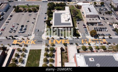 Richmond, California, USA - 22 luglio 2021: Vista aerea di un murale "Black Lives Matter" nel centro di Richmond. Foto Stock