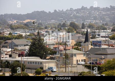 Richmond, California, Stati Uniti d'America - 22 luglio 2021: La luce del mattino di Misty brilla nel centro di Richmond. Foto Stock