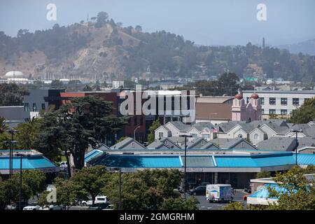 Richmond, California, Stati Uniti d'America - 22 luglio 2021: La luce del mattino di Misty brilla nel centro di Richmond. Foto Stock