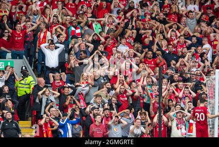 Liverpool. 19 Settembre 2021. I tifosi di Liverpool reagiscono a un'occasione mancata durante la partita della Premier League tra Liverpool e Crystal Palace ad Anfield, Liverpool, in Gran Bretagna, il 18 settembre 2021. Credit: Xinhua/Alamy Live News Foto Stock