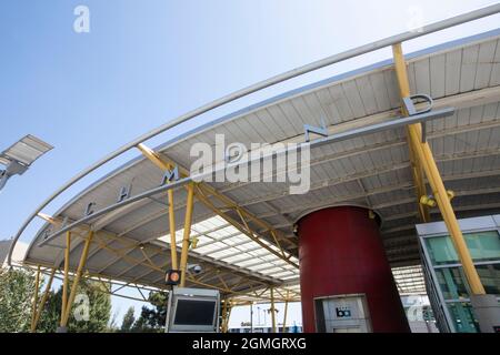 Richmond, California, USA - 22 luglio 2021: La luce del mattino illumina una stazione Bay Area Rapid Transit (BART) a Richmond. Foto Stock