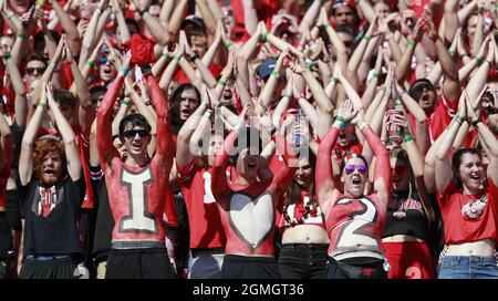 Columbus, Stati Uniti. 18 settembre 2021. I fan dell'Ohio state Buckeye si rallegrano durante la partita dei Buckeyes contro l'uragano d'oro Tulsa a Columbus, Ohio, sabato 18 settembre 2021. Foto di Aaron Josefczyk/UPI Credit: UPI/Alamy Live News Foto Stock