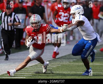 Columbus, Stati Uniti. 18 settembre 2021. Ohio state Buckeys Jaxon Smith-Njigba (11) è bussato fuori dai limiti da Tulsa Golden Hurricane TriNewal Martin a Columbus, Ohio il sabato 18 settembre 2021. Foto di Aaron Josefczyk/UPI Credit: UPI/Alamy Live News Foto Stock