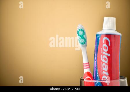 New Delhi, India, 12 novembre 2019:- dentifricio Colgate con spazzolino Foto Stock