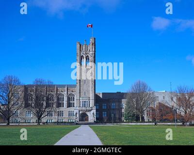 Londra, Ontario, Canada - 4 dicembre 2018: Studenti che camminano nel campus della Western University, di fronte all'edificio centrale dell'University College Foto Stock