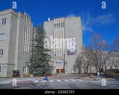 Londra, Ontario, Canada - 4 dicembre 2018: Studenti che camminano nel campus della Western University, di fronte all'edificio delle scienze mediche Foto Stock