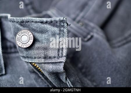 New Delhi, India - 22 Novembre, 2019: Fuoco selettivo sul pulsante dei jeans di Levi Foto Stock