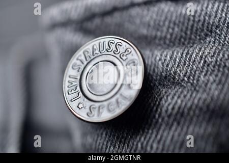 New Delhi, India - 22 Novembre, 2019: Jeans Levi's Button, primo piano, macro immagine di Levi Jean Button Foto Stock