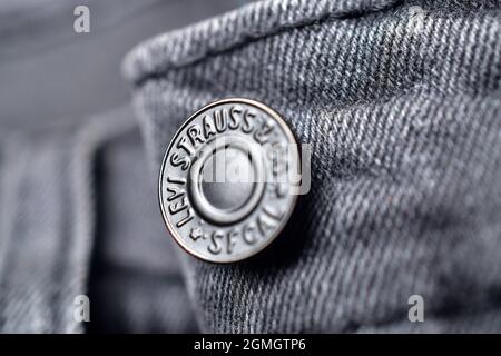 New Delhi, India - 22 Novembre, 2019: Levi's jeans Button, primo piano di Levi Jean Button Foto Stock