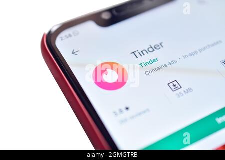 New Delhi, India - 24 novembre 2019: Applicazione di tinder sul negozio di gioco, logo di tinder applicazione di collegamento Foto Stock