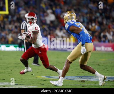 Pasadena, California, Stati Uniti. 18 settembre 2021. Fresno state Bulldogs wide receiver Josh Kelly #11 porta la palla come UCLA Bruins difensive back Devin Kirkwood #26 difende durante la partita di football NCAA tra i Bruins UCLA e i Bulldogs Fresno state al Rose Bowl a Pasadena, California. Credito fotografico obbligatorio : Charles Baus/CSM/Alamy Live News Foto Stock