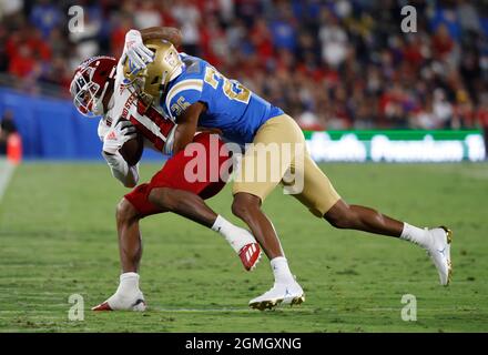 Pasadena, California, Stati Uniti. 18 settembre 2021. Fresno state Bulldogs wide receiver Josh Kelly #11 porta la palla come UCLA Bruins difensive back Devin Kirkwood #26 difende durante la partita di football NCAA tra i Bruins UCLA e i Bulldogs Fresno state al Rose Bowl a Pasadena, California. Credito fotografico obbligatorio : Charles Baus/CSM/Alamy Live News Foto Stock