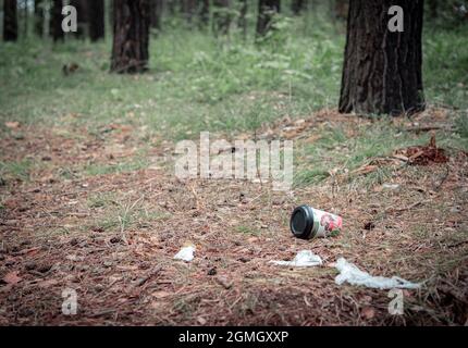 13 luglio 2020 Tomsk, Russia: Spazzatura in un parco Foto Stock