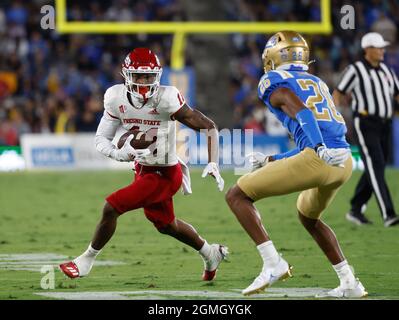 Pasadena, California, Stati Uniti. 18 settembre 2021. Fresno state Bulldogs wide receiver Josh Kelly #11 porta la palla come UCLA Bruins difensive back Devin Kirkwood #26 difende durante la partita di football NCAA tra i Bruins UCLA e i Bulldogs Fresno state al Rose Bowl a Pasadena, California. Credito fotografico obbligatorio : Charles Baus/CSM/Alamy Live News Foto Stock