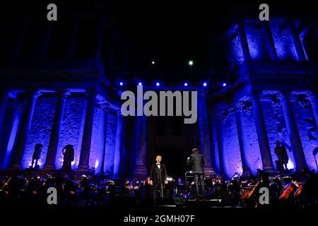 Merida, Spagna. 18 settembre 2021. Andrea Bocelli suona al Teatro Romano di Merida durante il Festival della pietra e della Musica 2021 a Merida. È l'unico concerto che Andrea Bocelli celebra in Spagna nel 2021. Il Teatro Romano di Merida è un sito patrimonio dell'umanità dichiarato dall'UNESCO dal 1993. (Foto di Francis Gonzalez/SOPA Images/Sipa USA) Credit: Sipa USA/Alamy Live News Foto Stock