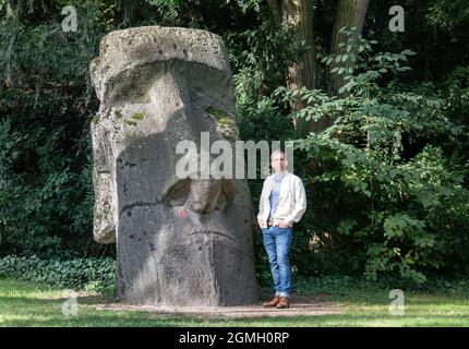 PRODUZIONE - 14 Settembre 2021, Hessen, Francoforte sul meno: Jens Söring si trova nel Palmengarten a Francoforte e detiene il suo libro "ritorno alla vita". Il figlio di un diplomatico tedesco è stato condannato alla prigione a vita negli Stati Uniti per il doppio omicidio e fu deportato in Germania solo nel 2019 dopo 33 anni di ritardo nei bar. Qui sta ora cercando di costruire una nuova esistenza. (Al dpa 'dopo più di 33 anni di carcere: I primi mesi di Jens Söring in libertà') Foto: Boris Roessler/dpa Foto Stock