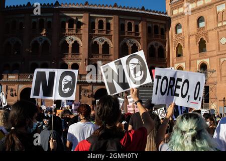 Madrid, Spagna. 18 settembre 2021. Dimostrazione anti-corrida per l'abolizione della corrida di fronte all'arena di Las Ventas il 18 2021 settembre. La manifestazione è stata organizzata dal partito per i diritti degli animali PACMA. (Foto di Alvaro Laguna/Pacific Press) Credit: Pacific Press Media Production Corp./Alamy Live News Foto Stock