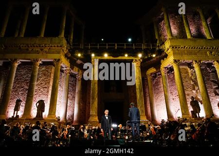 Merida, Spagna. 18 settembre 2021. Andrea Bocelli suona al Teatro Romano di Merida durante il Festival della pietra e della Musica 2021 a Merida. È l'unico concerto che Andrea Bocelli celebra in Spagna nel 2021. Il Teatro Romano di Merida è un sito patrimonio dell'umanità dichiarato dall'UNESCO dal 1993. Credit: SOPA Images Limited/Alamy Live News Foto Stock