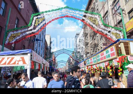 New York, Stati Uniti. 18 settembre 2021. Migliaia di persone hanno visitato l'annuale San Gennaro il fine settimana, l'annuale San Gennaro è tornato a Little Italy a New York City per celebrare la cultura e il patrimonio italiano in città il 18 settembre 2021. (Foto di Ryan Rahman/Pacific Press) Credit: Pacific Press Media Production Corp./Alamy Live News Foto Stock