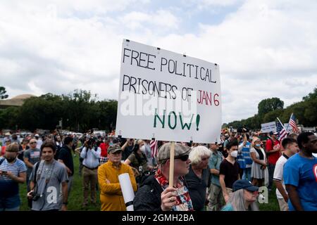 Washington, Stati Uniti. 18 settembre 2021. La gente si riunisce vicino al palazzo del Campidoglio durante un rally di destra a Washington, DC, gli Stati Uniti, il 18 settembre 2021. Un rally di destra bruscamente ridotto il sabato è stato tenuto pacificamente prima della lunga recinzione del Campidoglio degli Stati Uniti in mezzo ad alto allerta della polizia e la presenza stretta dei mezzi, gridando fuori sopra il trattamento di gennaio 6 Rioters.TO del Campidoglio ANDARE CON 'caratteristica: Rally di destra vicino al Campidoglio degli Stati Uniti si restringe in mezzo allerta della polizia alta ' credito: Liu Jie/Xinhua/Alamy Live News Foto Stock