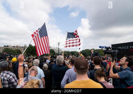 Washington, Stati Uniti. 18 settembre 2021. La gente si riunisce vicino al palazzo del Campidoglio durante un rally di destra a Washington, DC, gli Stati Uniti, il 18 settembre 2021. Un rally di destra bruscamente ridotto il sabato è stato tenuto pacificamente prima della lunga recinzione del Campidoglio degli Stati Uniti in mezzo ad alto allerta della polizia e la presenza stretta dei mezzi, gridando fuori sopra il trattamento di gennaio 6 Rioters.TO del Campidoglio ANDARE CON 'caratteristica: Rally di destra vicino al Campidoglio degli Stati Uniti si restringe in mezzo allerta della polizia alta ' credito: Liu Jie/Xinhua/Alamy Live News Foto Stock