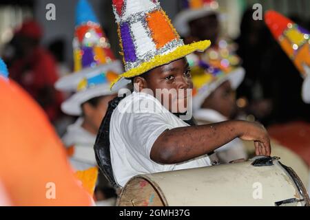 I bambini che prendono parte a Junkanoo nelle Bahamas, Una sfilata culturale di strada dove si vestono in costumi e ballano alla musica Foto Stock