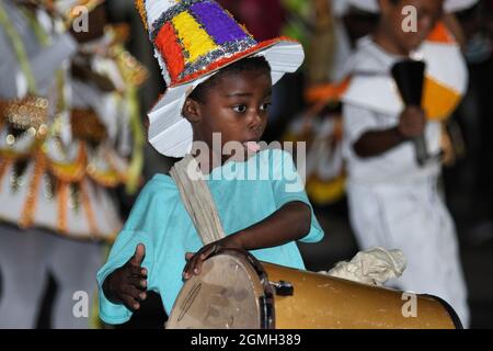 I bambini che prendono parte a Junkanoo nelle Bahamas, Una sfilata culturale di strada dove si vestono in costumi e ballano alla musica Foto Stock