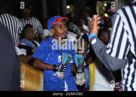 Gente, vestita in costumi, battendo i tamburi mentre celebra Junkanoo nelle strade delle Bahamas Foto Stock