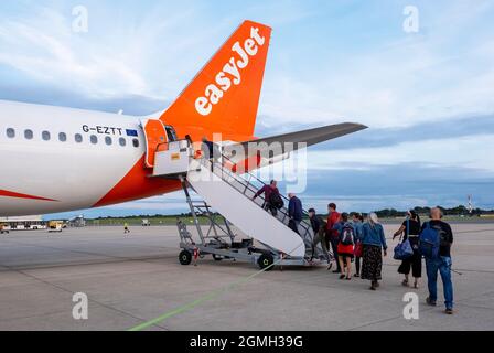 Passeggeri che salgano a bordo di un volo Easyjet all'aeroporto di Bristol. REGNO UNITO Foto Stock