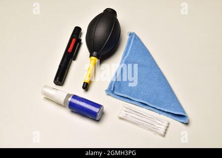Kit di inclinazione della telecamera isolato su sfondo bianco Foto Stock