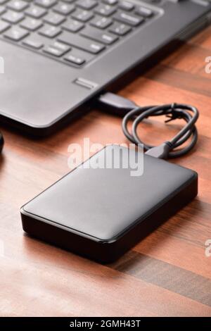 Disco rigido esterno collegato al notebook, disco rigido per il trasferimento dei dati al notebook Foto Stock