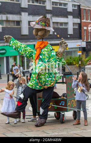 Preston, Lancashire. 18 settembre 2021 UK Entertainment by Asjeah of Theatre Temoin' ' routes' un'esibizione all'aperto di burattini su larga scala con uno spettacolo interattivo sul lungomare di un team di rifugiati, migranti e artisti britannici nati nel centro della città. Un incontro del Lancashire è una serie di eventi contemporanei e culturali del consiglio d'Arte. Credit: MediaWorldImages/AlamyLiveNews Foto Stock