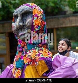 Preston, Lancashire. 18th settembre 2021 UK Entertainment by Asjeah of Theatre Temoin ' routes' una performance all'aperto di burattini su larga scala con uno spettacolo interattivo sul lungomare di una squadra di rifugiati, migranti e artisti nati britannici nel centro della città. Un incontro del Lancashire è una serie di eventi contemporanei e culturali del consiglio d'Arte. Credit: MediaWorldImages/AlamyLiveNews Foto Stock