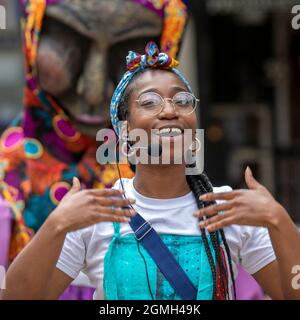 Preston, Lancashire. 18 settembre 2021 UK Entertainment by Asjeah, narratore dei percorsi del Teatro Temoin' una performance all'aperto di burattini su larga scala con uno spettacolo interattivo sul lungomare di una squadra di rifugiati, migranti e artisti britannici nati nel centro della città. Un incontro del Lancashire è una serie di eventi contemporanei e culturali del consiglio d'Arte. Credit: MediaWorldImages/AlamyLiveNews Foto Stock