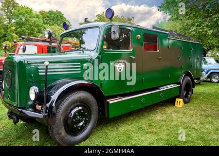 Magirus Deutz camion del fuoco dal 1936, camion del fuoco dipinto di verde con luci blu a Schöningen, Germania, 12 settembre 2021 Foto Stock