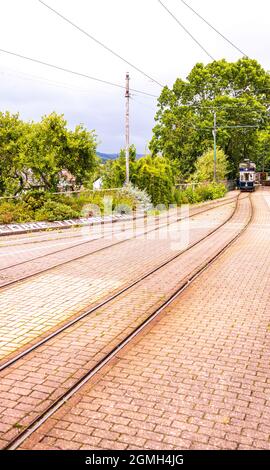 30 luglio 2021 : Colyton, Inghilterra, Regno Unito. Un tram d'epoca per i turisti e la gente del posto da tutto il resto per venire e godere. Questa visione di una sola o Foto Stock