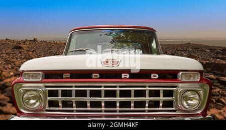 Ford F100 Custom Cab shortbed composito su ghiaia su un pateau, sede auto Schöningen, Germania, 12 settembre 2021 Foto Stock