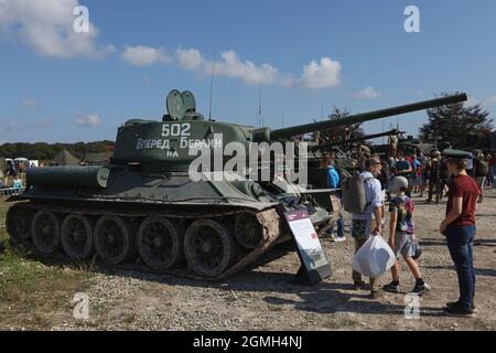 T34/85 serbatoio russo WW2 in azione durante una dimostrazione al Bovington Tank Museum, Dorset, Regno Unito Foto Stock