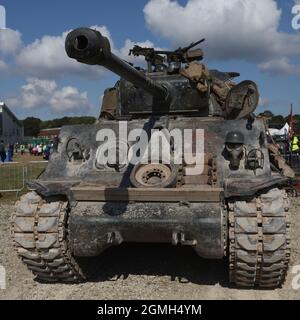 Serbatoio Sherman. Un M4A2(76) HVSS Sherman Tank che è stato utilizzato nel film 'Fury' durante una dimostrazione al Bovington Tank Museum, Dorset, Regno Unito Foto Stock